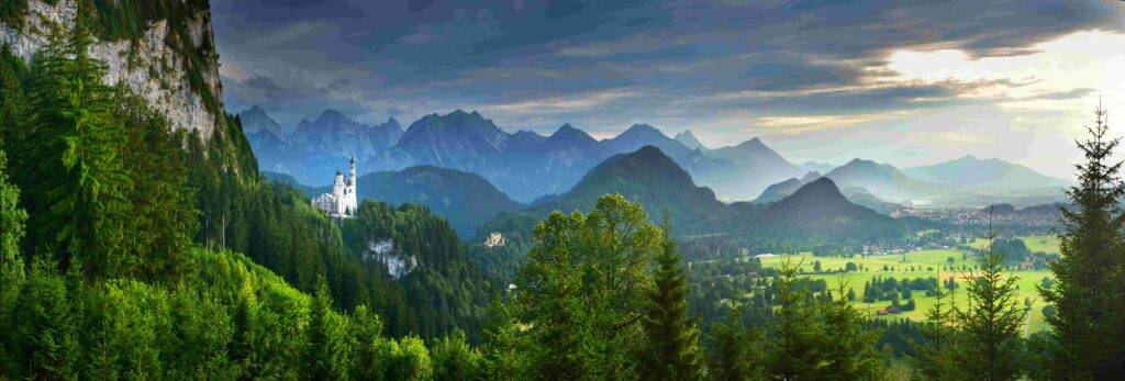 Blick auf Schloss Neuschwanstein in den Allgäuer Alpen, ein idealer Ort für eine freie Taufe im Allgäu