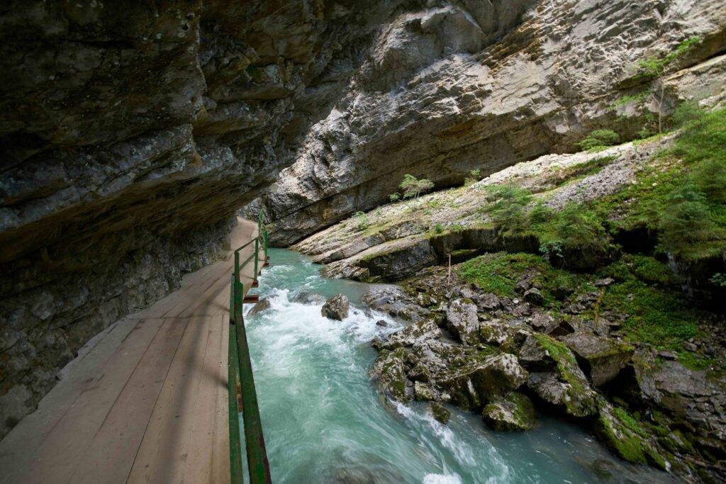 Schmaler Weg entlang der Breitachklamm mit rauschendem Wasser, ein außergewöhnlicher Ort für eine freie Taufe im Allgäu