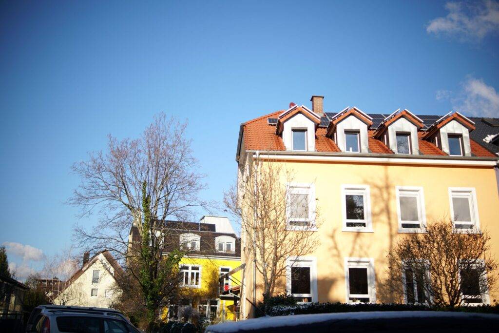 Häuser in der Stadt Freiburg bei schönem Wetter