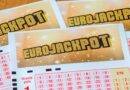 Eurojackpot wie hoch ist der aktuelle Jackpot? Lottoscheine mit Eurojackpot-Logo und Gewinnzahlen zur Teilnahme am nächsten Millionen-Jackpot