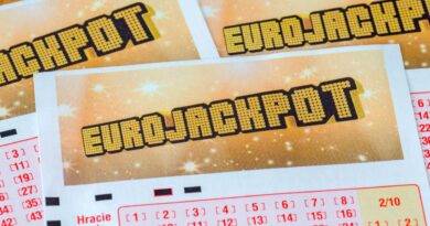 Eurojackpot wie hoch ist der aktuelle Jackpot? Lottoscheine mit Eurojackpot-Logo und Gewinnzahlen zur Teilnahme am nächsten Millionen-Jackpot