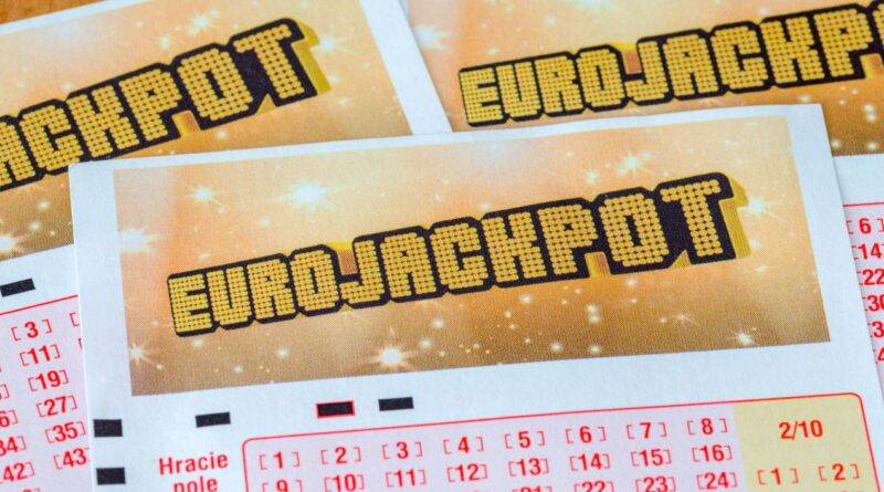 Eurojackpot wie hoch ist der aktuelle Jackpot? Lottoscheine mit Eurojackpot-Logo und Gewinnzahlen zur Teilnahme am nächsten Millionen-Jackpot