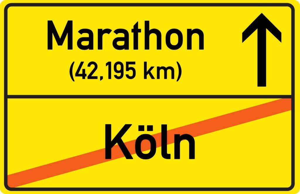 Schild zeigt Marathon-Distanz von 42,195 km mit einem Hinweis auf die Ausfahrt Koeln