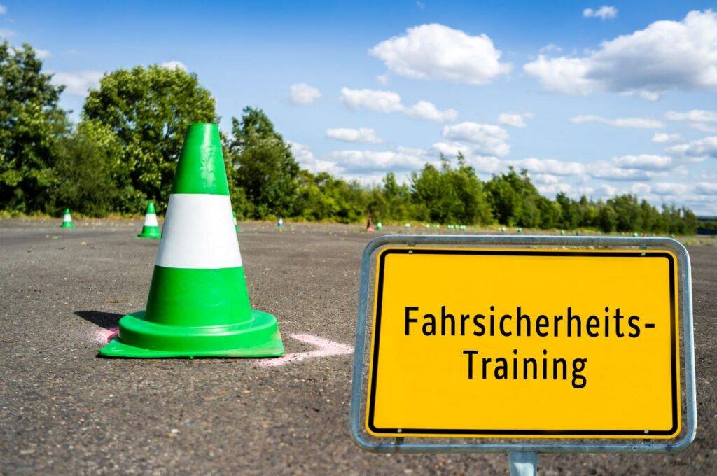 Verkehrshütchen und Schild mit der Aufschrift "Fahrsicherheits-Training" auf einem Übungsplatz für WAB-Kurse in Zürich.