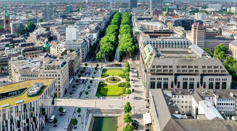 Luftaufnahme der Königsallee in Düsseldorf mit grünen Baumreihen